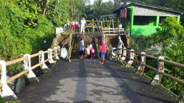 Efek Jembatan Rusak, Polisi di Banyumas Bopong dan Sebrangkan Anak Sekolah