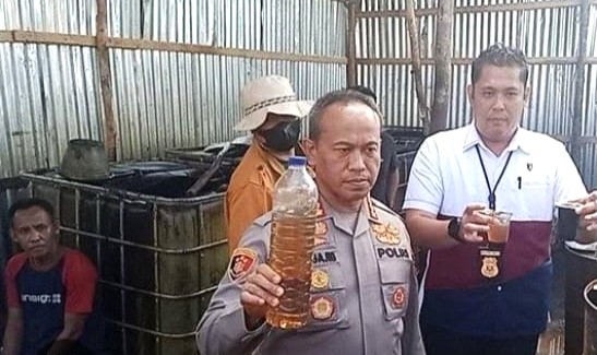 Polrestabes Palembang Bongkar Gudang Berisi Pengolahan BBM Oplosan, Ada 10 Ton Solar Ilegal