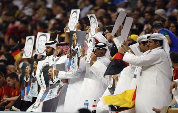 Suporter Qatar Balas Ejekan Timnas Jerman, Bawa Poster Mesut Ozil Sambil Tutup Mulut 