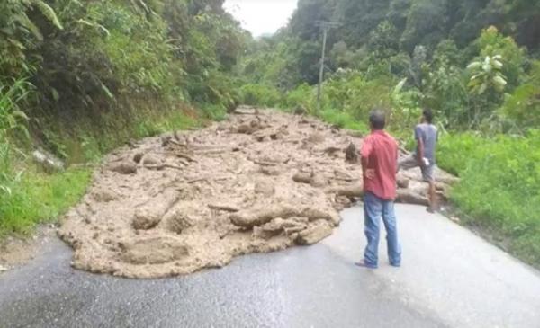 Jalan Mandailing Natal Terputus Akibat Banjir dan Longsor 