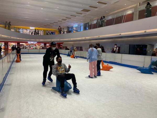 Menikmati Pengalaman Seru Natal dan Akhir Tahun di Wahana Ice Rink