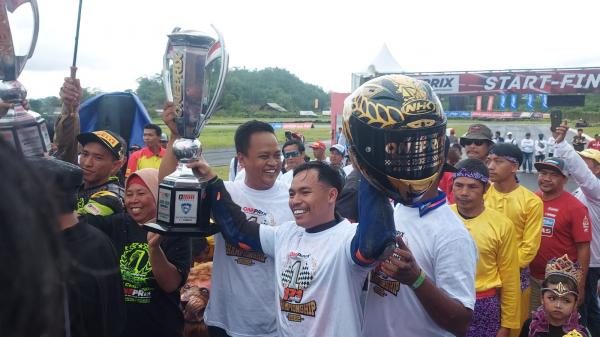 Reynaldi Pradana Raih Juara Nasional Oneprix Championship 2022 Kelas Expert di Sirkuit Bukit Peusar
