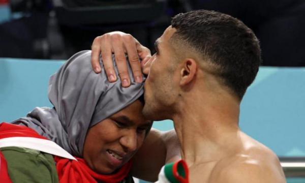 Hormati Kehadiran Ortu, Pemain Timnas Maroko Ini Cium Kening Ibu di Tribun Seusai Pertandingan