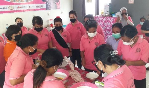 Warga Binaan Lapas Perempuan Kelas II B Kupang Praktek Pembuatan Kue Berbahan Dasar Pisang