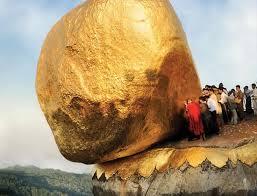 Batu Emas di Myanmar Melawan Gravitasi, Ditahan Sehelai Rambut Buddha