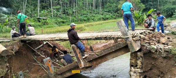 Warga Ciparakan Bangun Jembatan Sementara Gantikan yang Ambruk Akibat Tergerus Air