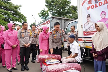Ke Cianjur, Kapolda Riau Serahkan Bantuan Korban Gempa