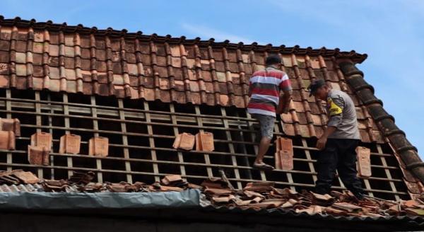 Waspada, Angin Puting Beliung Rusak Ratusan Rumah di Demak