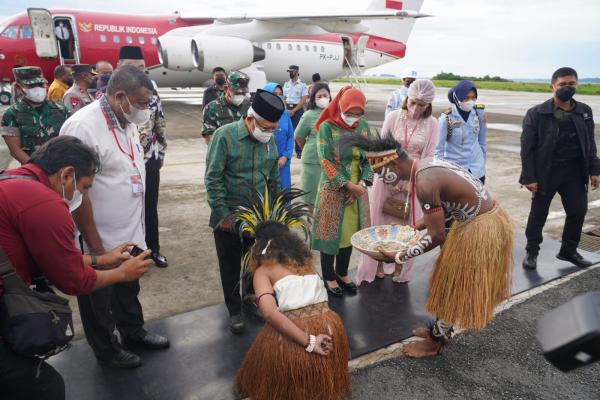 Tarian Tifa Panjang Suku Irarutu, Sambut Kedatangan Wapres Ma'ruf Amin di Bandara Utarom Kaimana