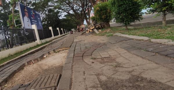 Waduh! Pedestrian Depan Kantor Gubernur Banten, Rusak