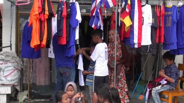 Berkah Piala Dunia 2022, Pedagang Kaos Jersey dan Bendera di Pasar Pambusuang Banjir Orderan