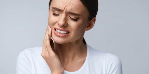 5 Tips Merawat Gigi Berlubang Tanpa Bor dan Penambalan
