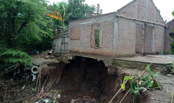 Rumah Warga Nyaris Ambrol Terkena Abrasi Bengawan Solo, Bupati Desak BBWSBS Segera Bertindak