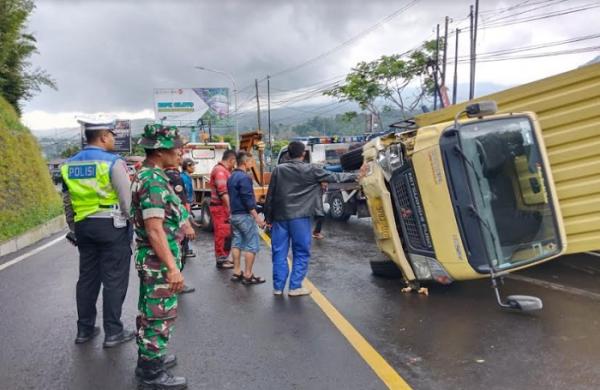 Penampakan Truk Boks Pengangkut Logistik Gempa Cianjur yang Terguling di Ciloto