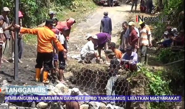 Tim BPBD Tanggamus Bergotong Royong Membangun Jembatan KKN Ambruk Diterjang Banjir