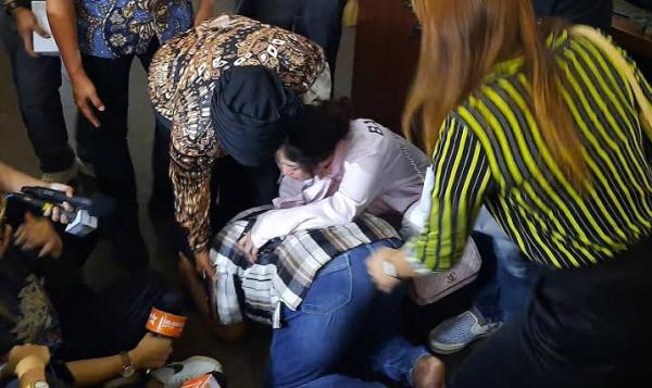 Haters Bersimpuh di Kaki Ibunda Dewi Perssik, Minta Maaf