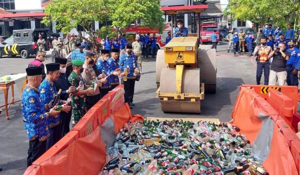 Rayakan HUT Korpri ke-51, Pemkab Sukoharjo Musnahkan Miras Sitaan Satpol PP