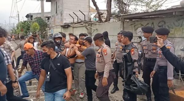 Tangkap Bandar Narkoba di Kampung Bahari, Polisi Diserang Batu dan Petasan