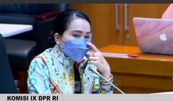 Viral Ratu Wulla Menangis Haru Saat Raker DPR – RI dengan Menteri Kesehatan