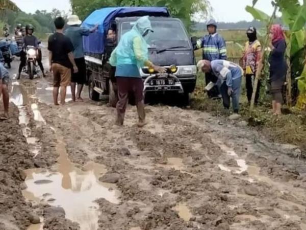 Miris! Tak Juga Diperbaiki, Warga Ampelgading Iuran Perbaiki Jalan Kabupaten yang Rusak Parah