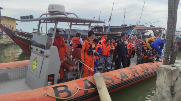 17 ABK Kapal MV Serasi I Dievakuasi ke Pelabuhan Limbung Muntok, 5 Orang Cidera Ringan