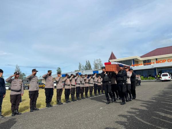 Anggota Brimob Gugur Ditembak KKB Papua, Kapolda Lampung Pimpin Upacara Pemakaman