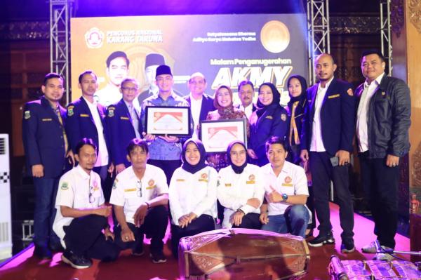 Ketua Umum PNKT Serahkan Penghargaan Satyalancana AKMY Untuk Bupati Serang