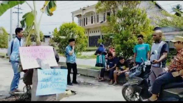 Warga Aceh Singkil Gelar Aksi Protes di Jalan Berlubang