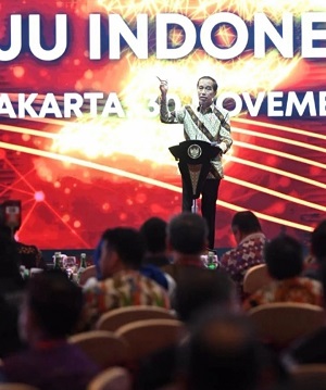 Jokowi Serahkan Sertifikat untuk Warga Sulbar