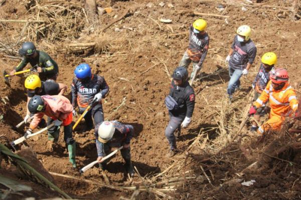 Polri Terus Lakukan Pencarian Korban di Lokasi Longsor Cianjur