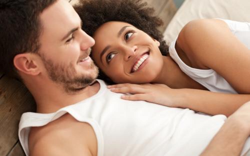 4 Tanda Hubungan Langgeng dengan Pasangan, Mudah Saling Berbagi dalam Segala Hal