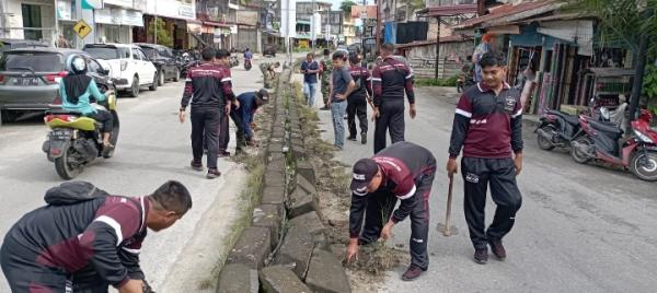 Sejumlah Pihak Bergotong Royong Lakukan Bersih - Bersih di Desa Rimo