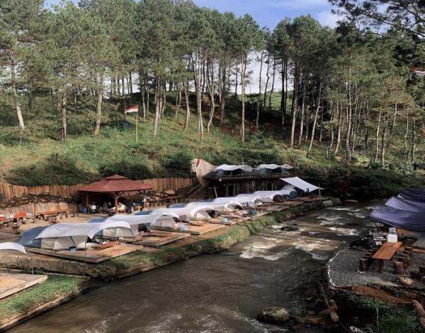 Batu Pineus Riverside, Nikmati Camping Tepi Sungai dengan View Alam Pangalengan