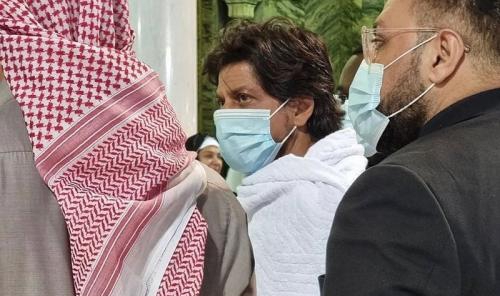 Shah Rukh Khan Jalani Ibadah Umrah Ditemani Bodyguard tanpa Istri dan Anak