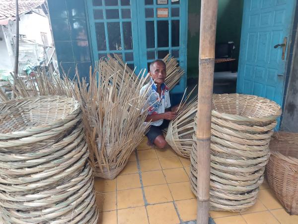 Tergerus Zaman, Pembuat Keranjang Bambu di Pemalang Kini Tinggal Segelintir Orang