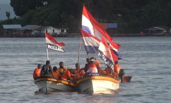 Gaungkan Kemenangan Timnas Belanda, Ini Aksi Konvoi Laut Fans De Oranje di Jayapura