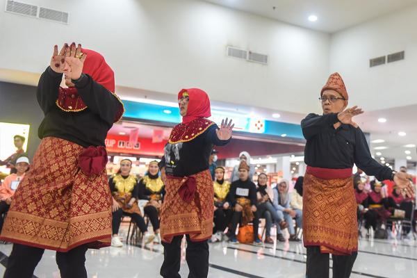 Aksi Peserta Senam Kreasi Darussalam Di Palembang, Instruktur Pun Unjuk ...