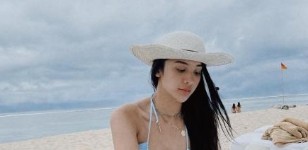 Anya Geraldine Pakai Bikini di Pantai Bikin Netizen Menelan Ludah, Ini Gayanya