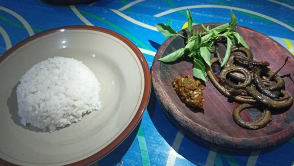 Warung Serba Belut, Tempat Kuliner di Timur Kabupaten Blitar yang Sayang Dilewatkan