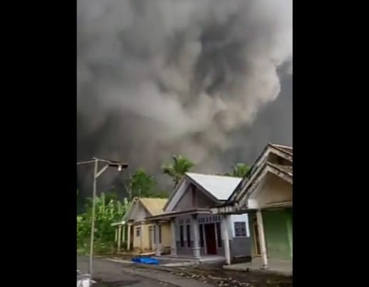 Gunung Semeru Luncurkan Awan Panas Sejauh 19 Km, BPBD Lumajang Evakuasi 93 Warga ke Pengungsian