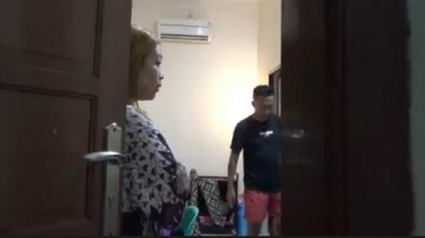 Lagi Asyik Mesum di Kamar Kos, Vokalis Band Digerebek Polisi, Kepergok Cuma Pakai Daster