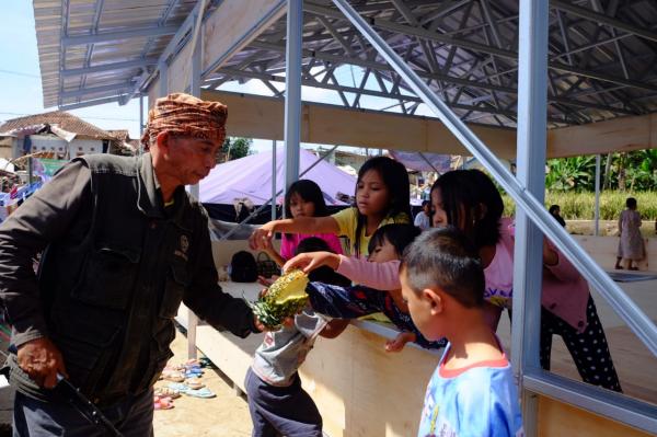 Petani Nanas Subang Binaan Pupuk Kujang Sumbangkan 2 Ton Nanas kepada Korban Gempa Cianjur