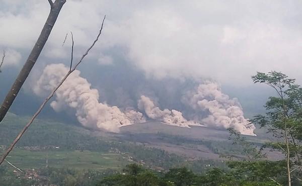 Hujan Abu Vulkanik akibat Erupsi Gunung Semeru Guyur Satu Kecamatan di Malang