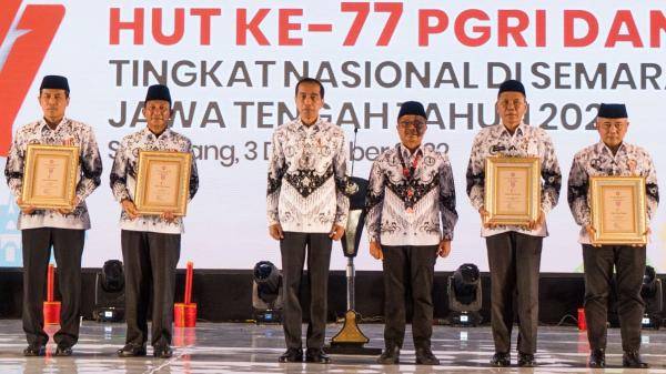 Disaksikan Presiden Jokowi, Bupati Burhanudin Terima Penghargaan Dwija Praja Nugraha 2022