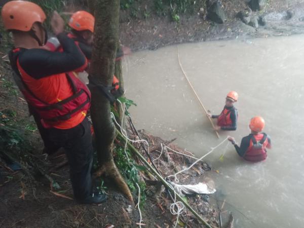 Lagi Asyik Berenang di Sungai Kuripan, Remaja Hanyut Terseret Air Bah