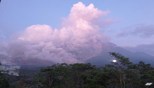 Gunung Semeru Luncurkan Awan Panas dan Abu Vulkanik, Naik dari Level IV Menjadi Awas