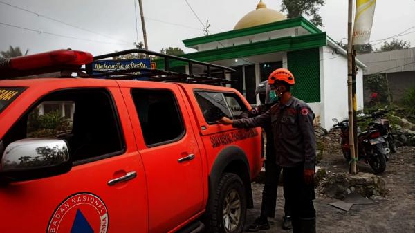 Gunung Semeru Erupsi, Masyarakat Panik Menyelamatkan Diri: Kondisinya Gelap Banget