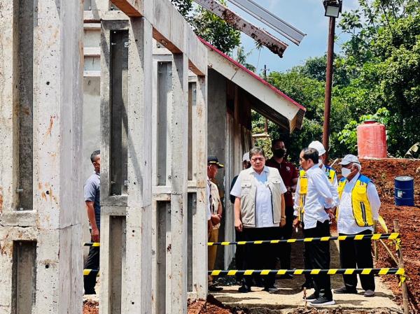 Pantau Pembangunan Rumah Antigempa di Cianjur, Presiden Jokowi: Ini untuk Relokasi yang Pertama!