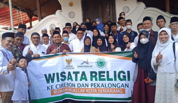 Jamaah Rumah Muallaf Kota Semarang Berziarah ke Makam Sunan Gunung Jati