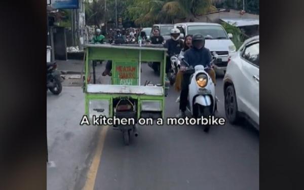 Viral, Lihat Gerobak Makanan Dibawa Pakai Motor, Bule Kaget saat Liburan di Bali